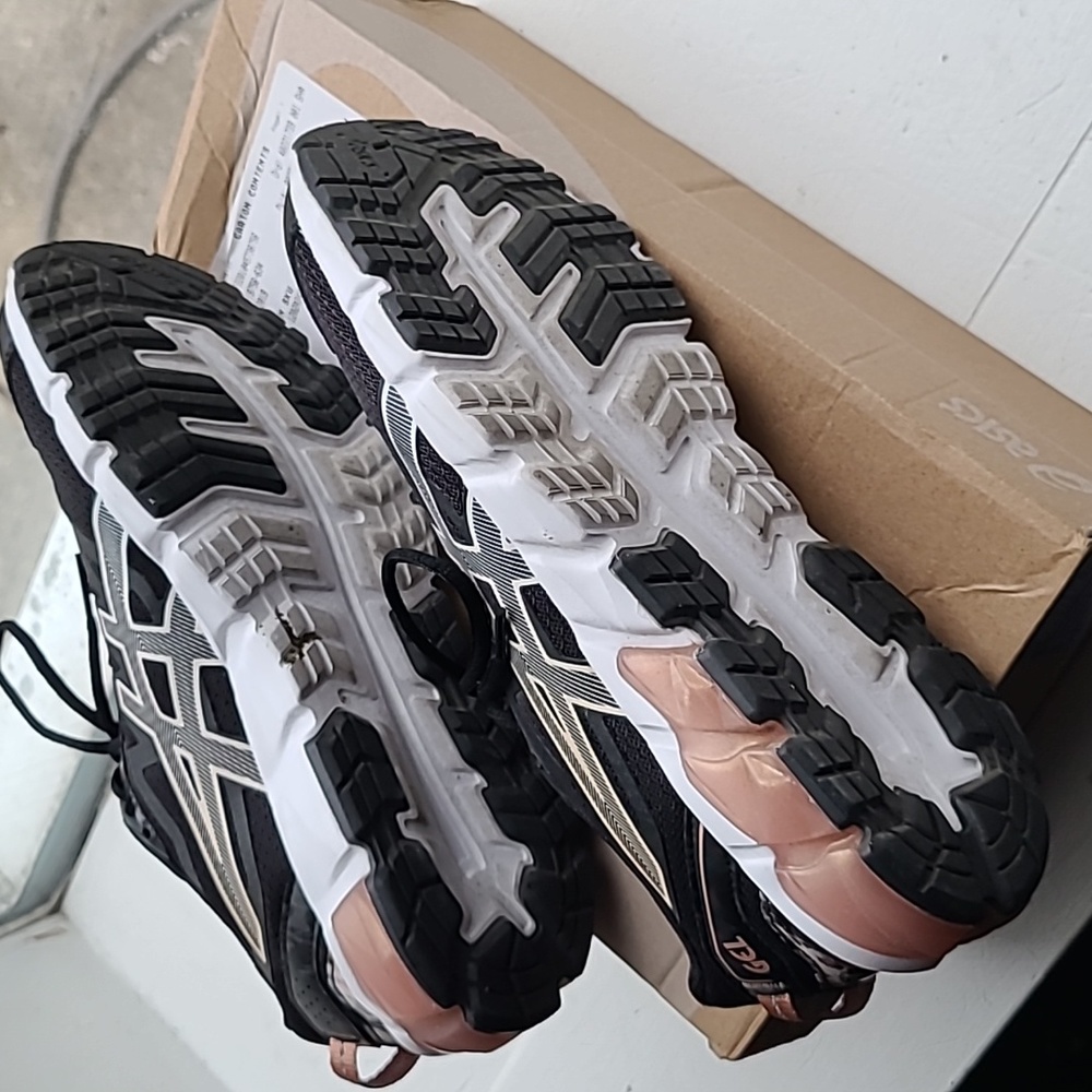 Asics - Picture 2 of 3
